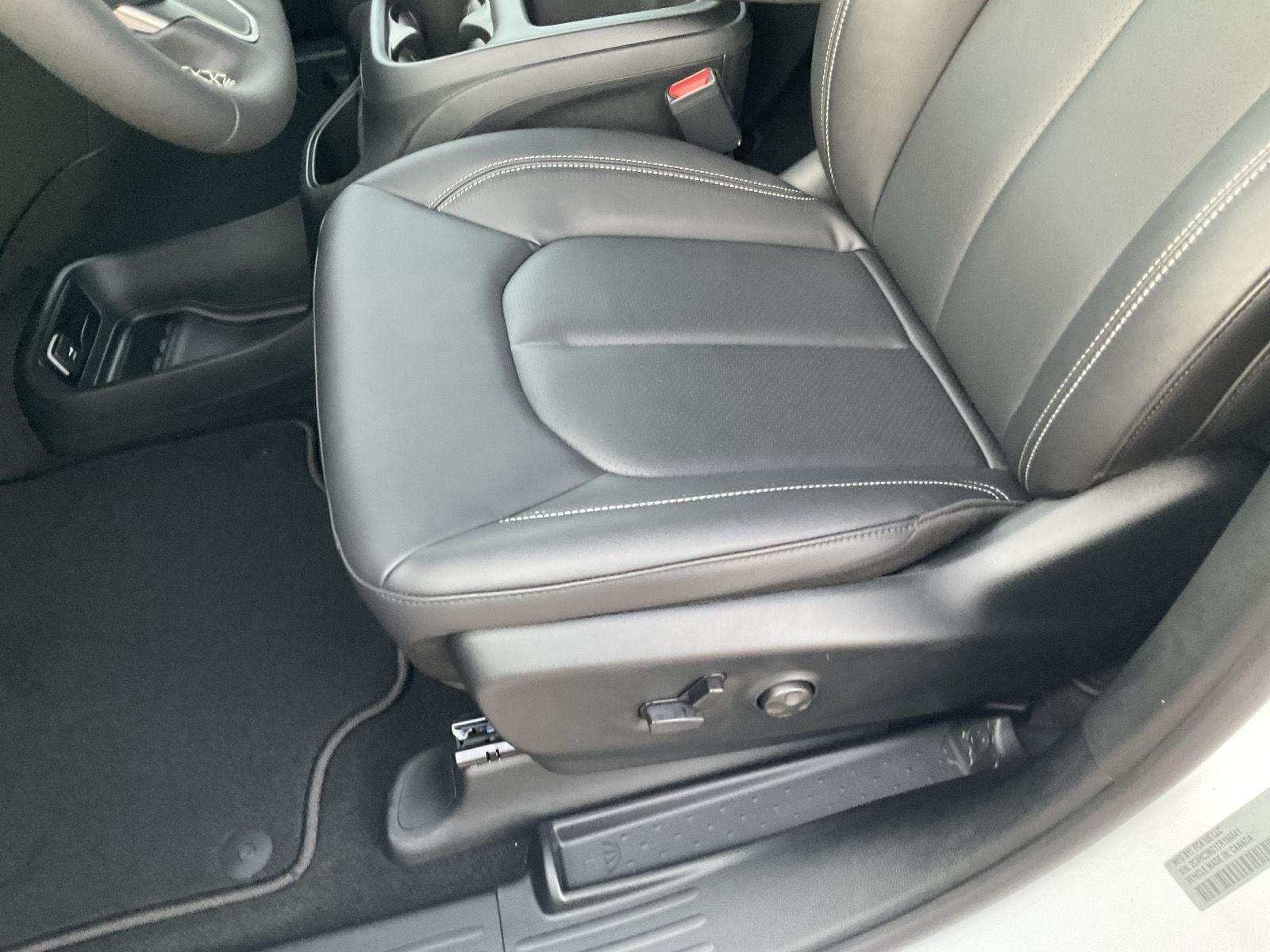 New 2026 Chrysler Pacifica Select Minivan for sale in Grand Island NE