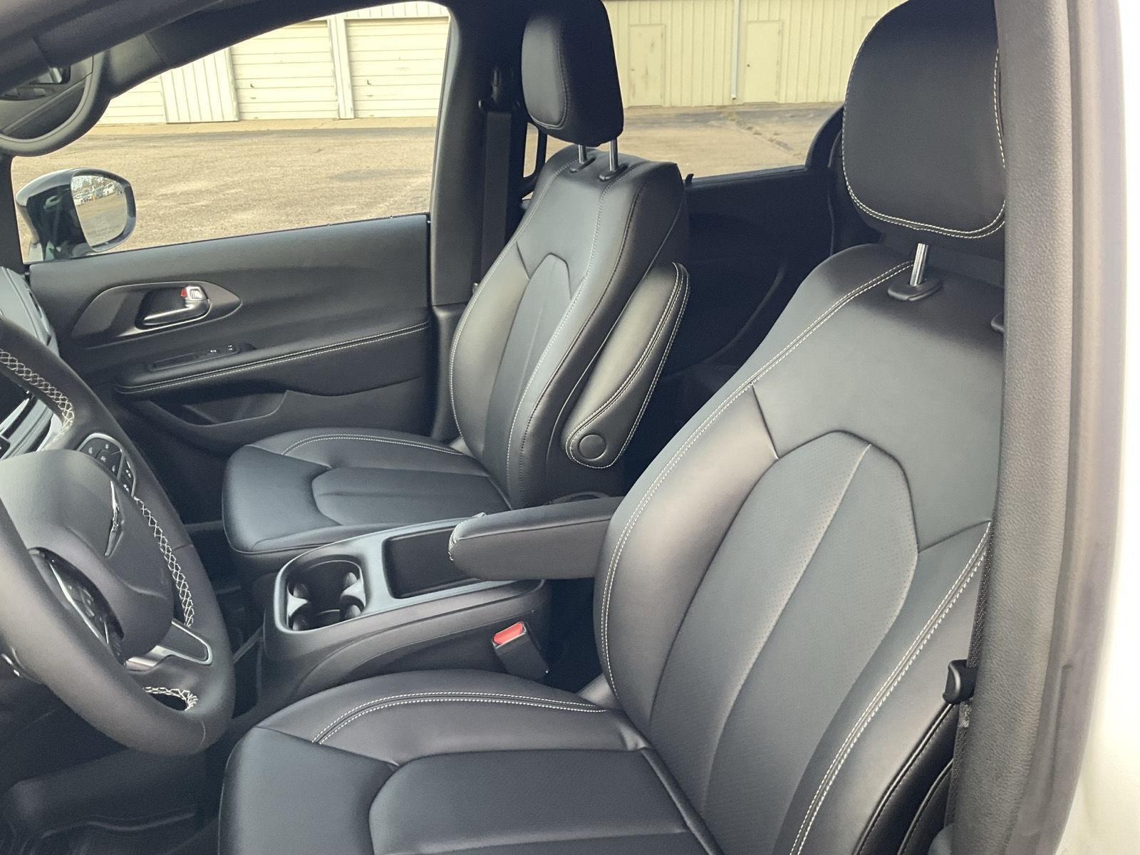 New 2026 Chrysler Pacifica Select Minivan for sale in Grand Island NE