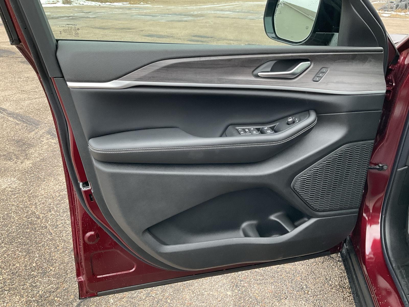 New 2025 Jeep Grand Cherokee for sale in Grand Island NE