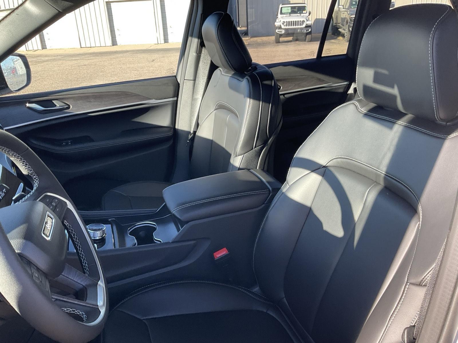 New 2025 Jeep Grand Cherokee for sale in Grand Island NE
