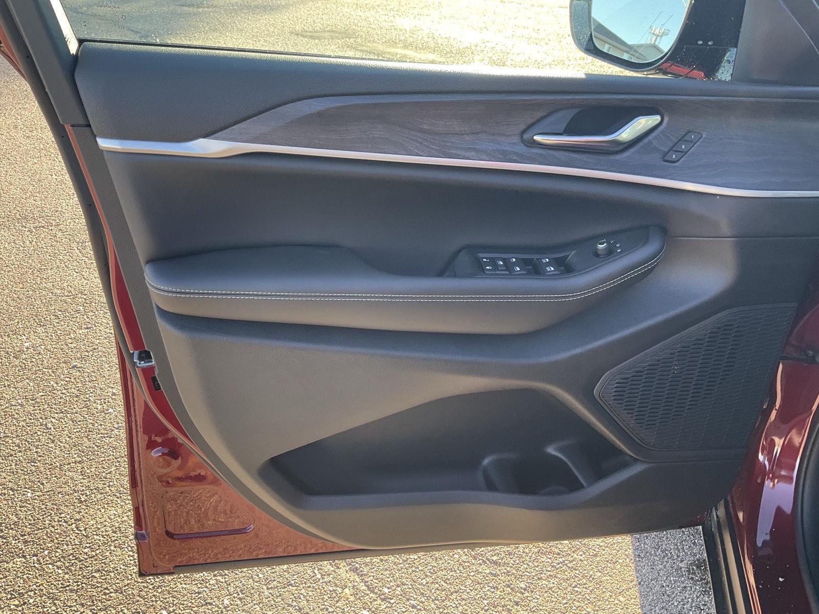 New 2025 Jeep Grand Cherokee L for sale in Grand Island NE