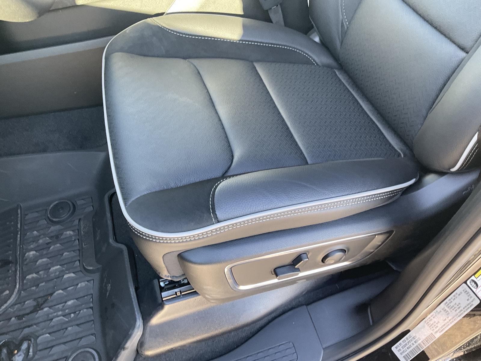 Vehicle photo 12