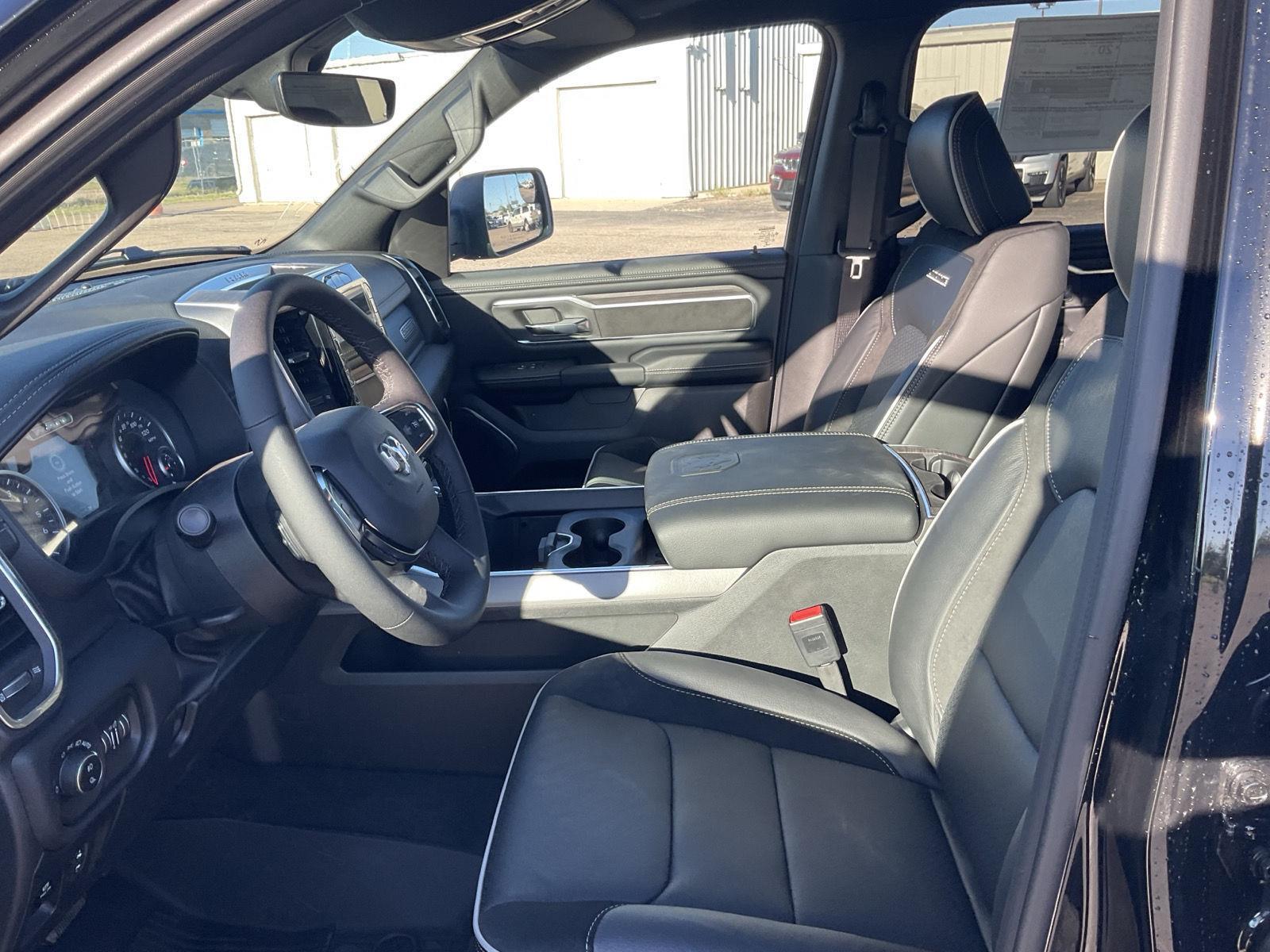 Vehicle photo 14