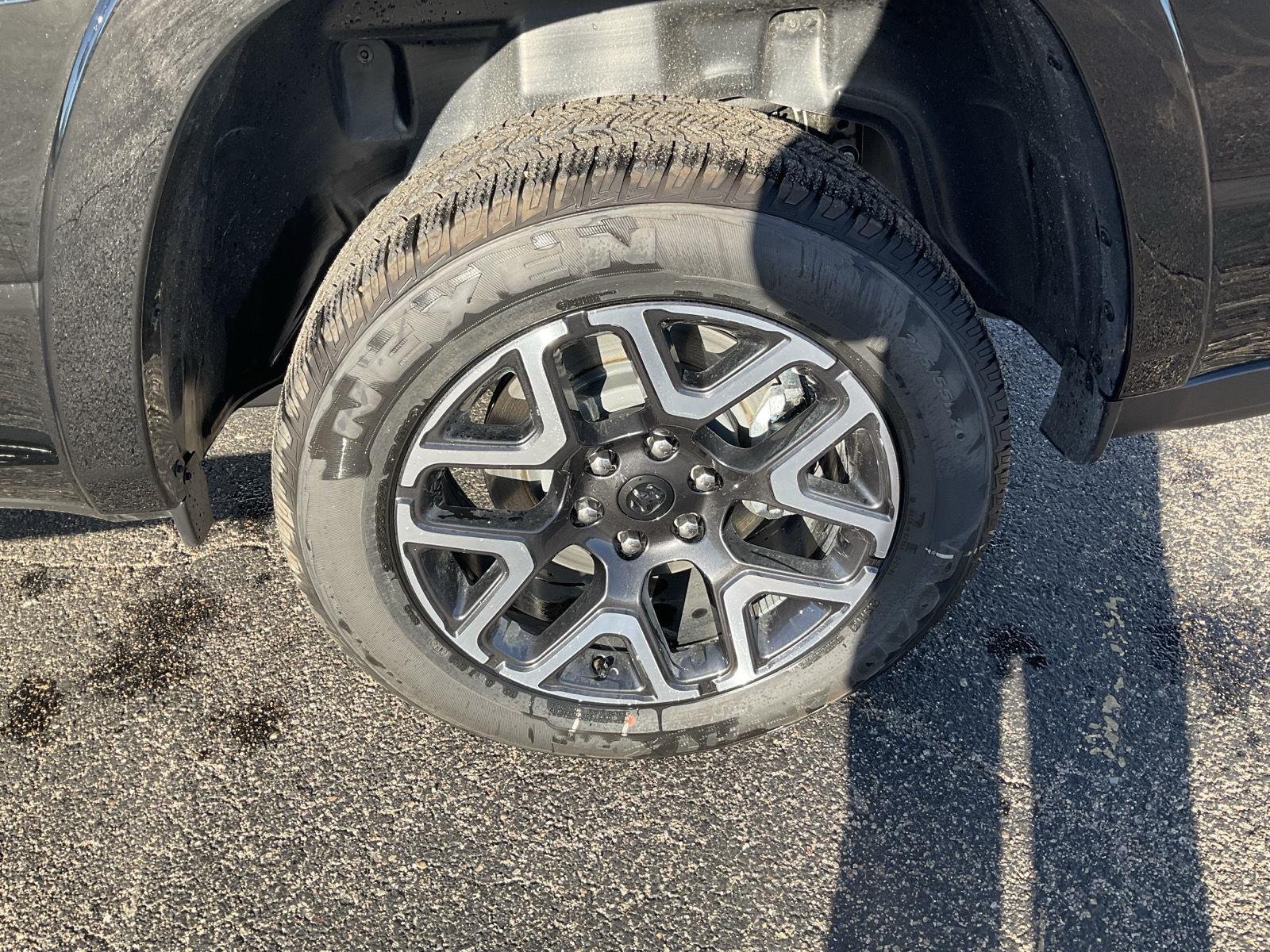 Vehicle photo 18