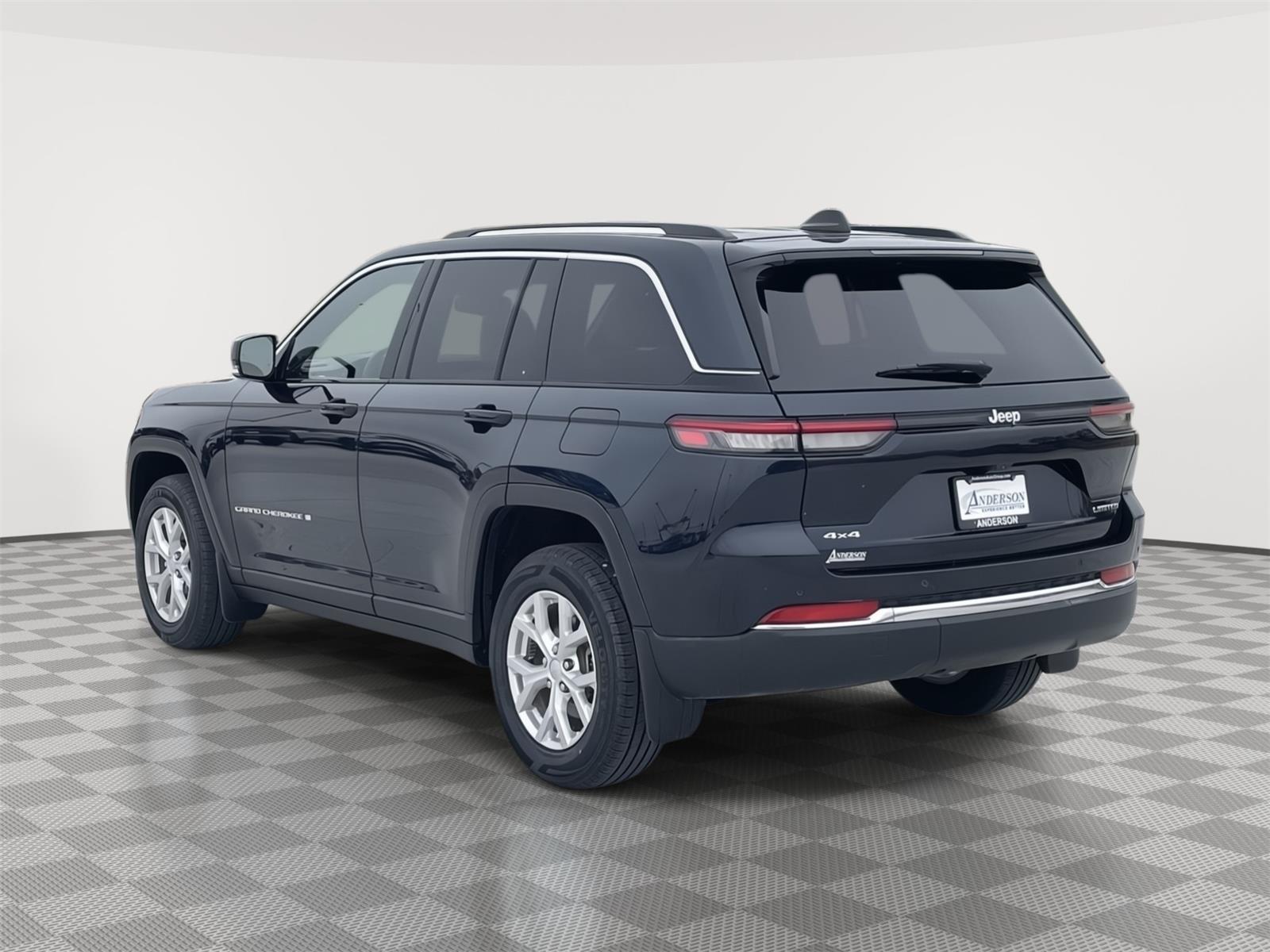 Vehicle photo 4