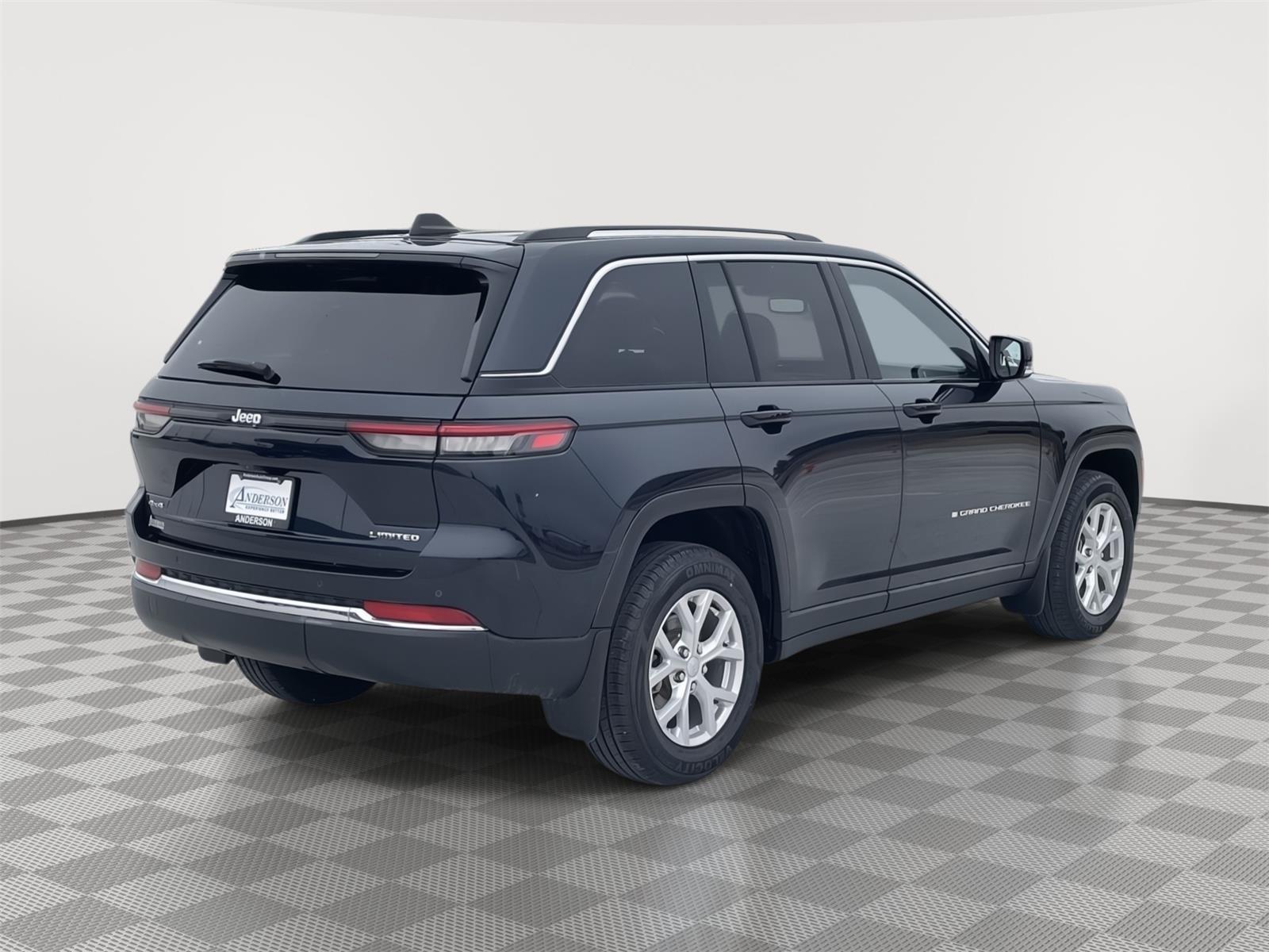 Vehicle photo 6