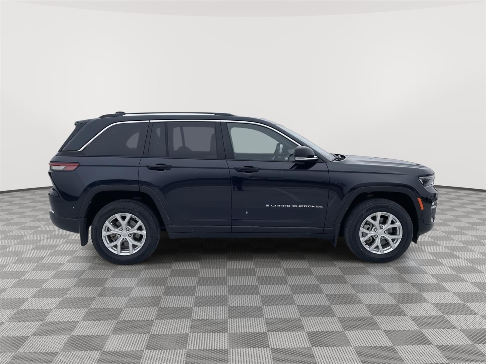 Vehicle photo 7