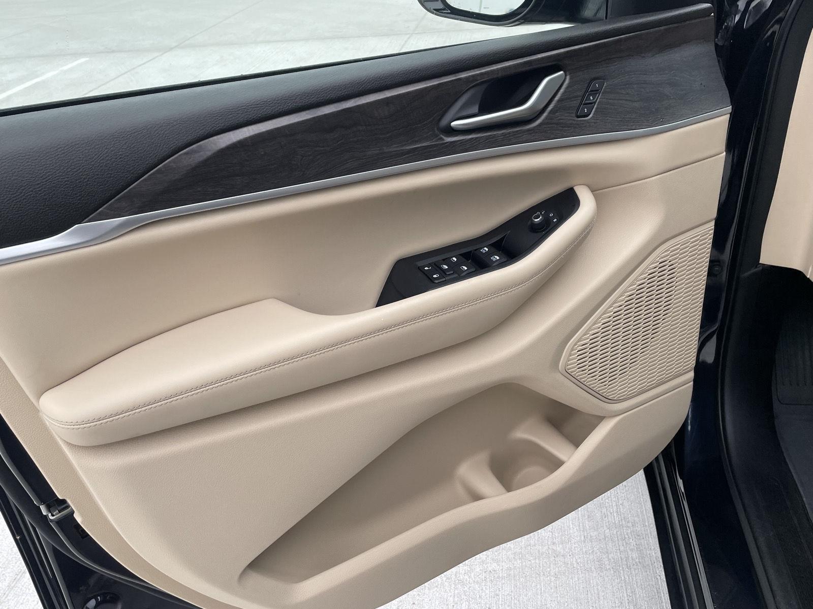 Vehicle photo 12