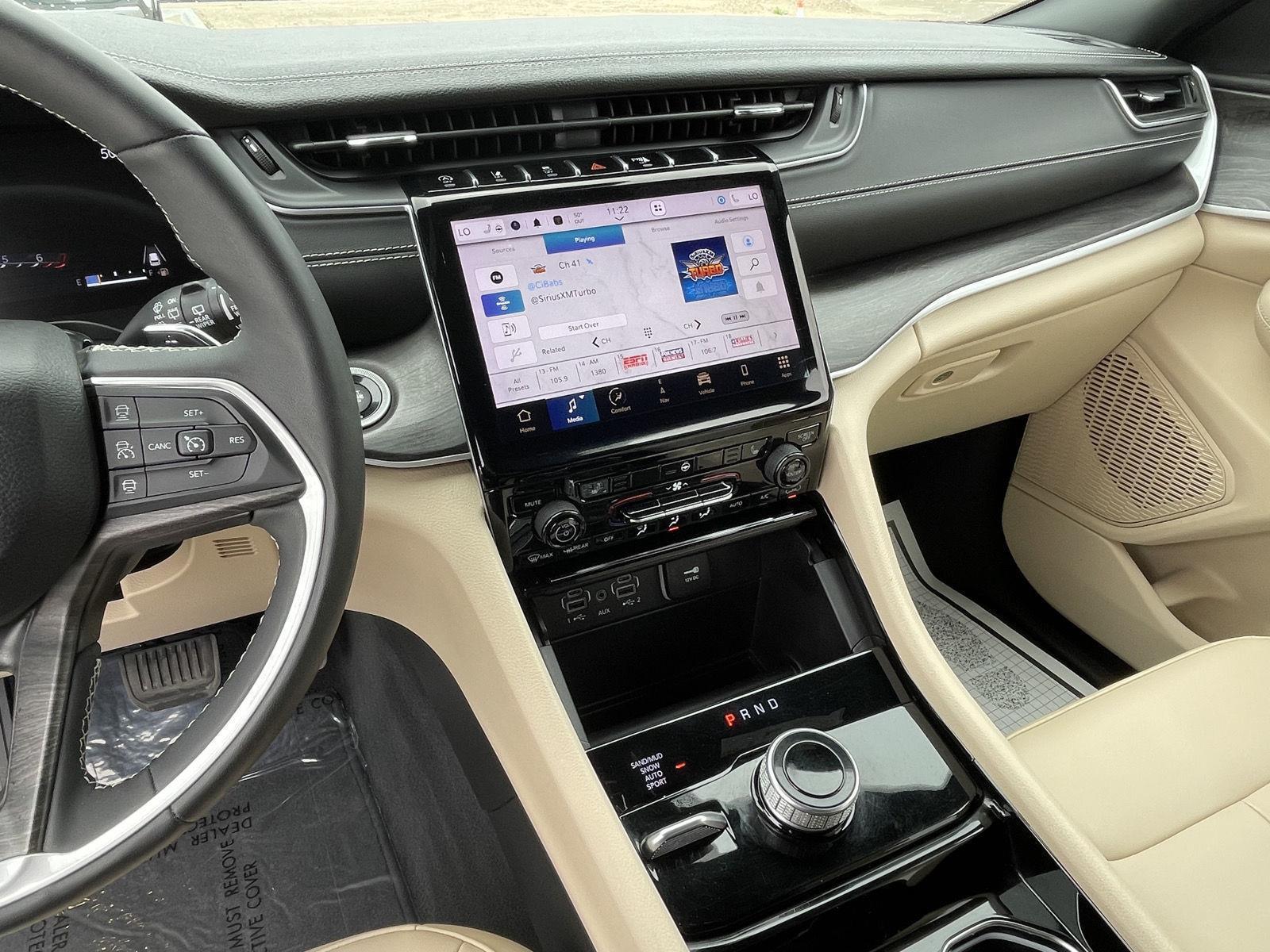 Vehicle photo 14