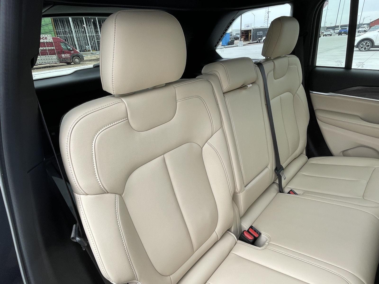Vehicle photo 19