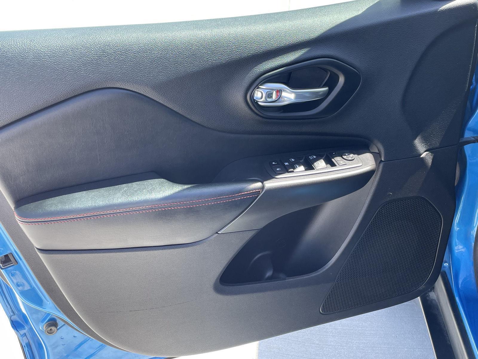 Vehicle photo 12