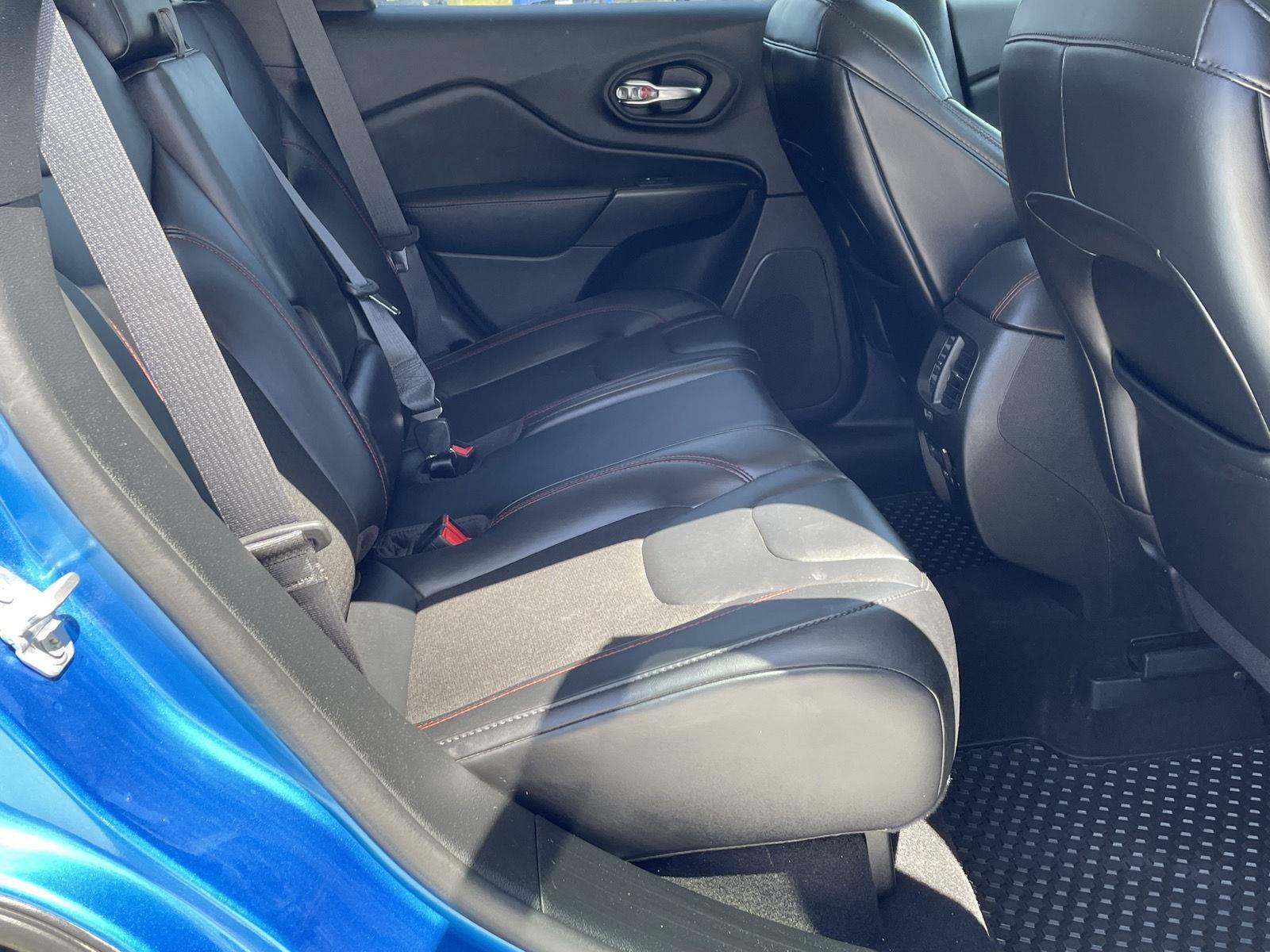 Vehicle photo 19