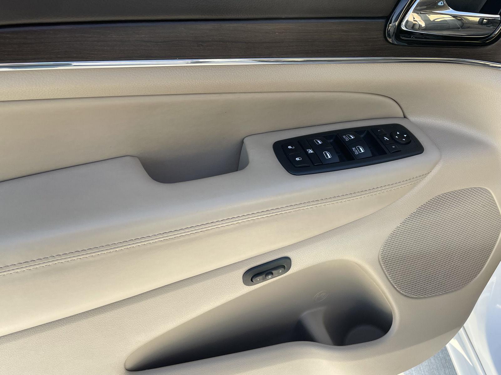 Vehicle photo 12