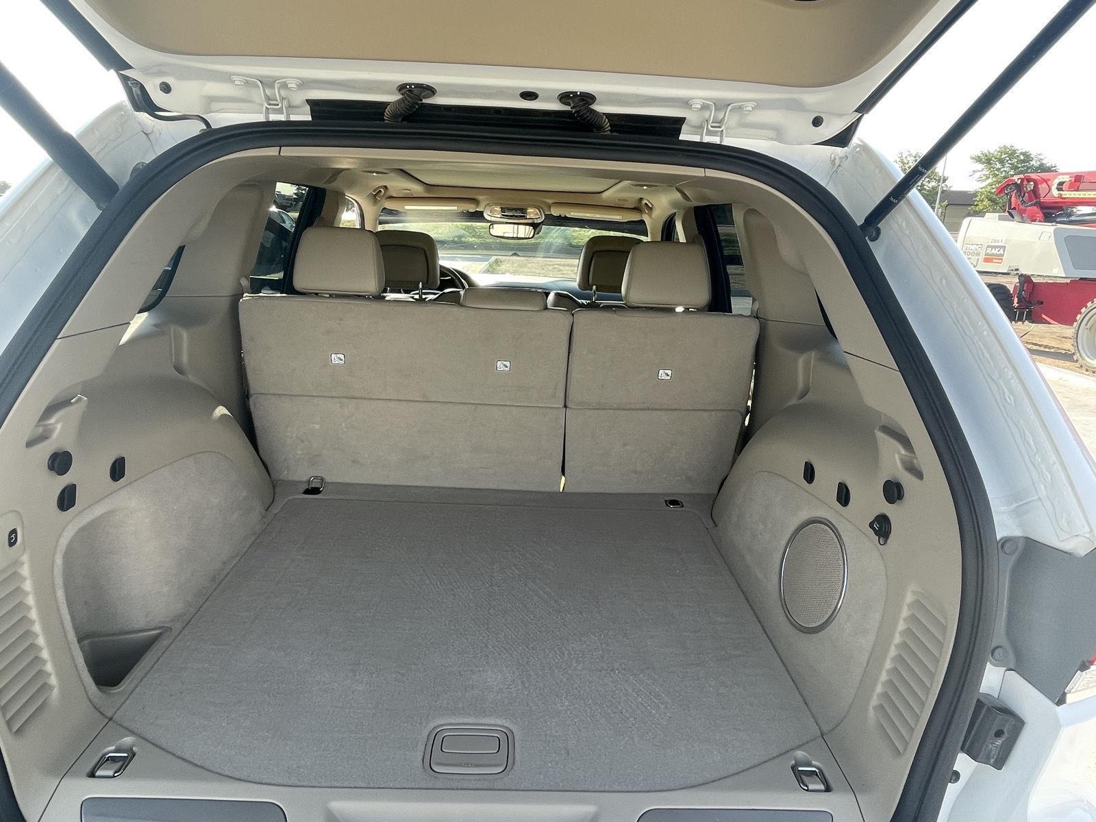 Vehicle photo 17