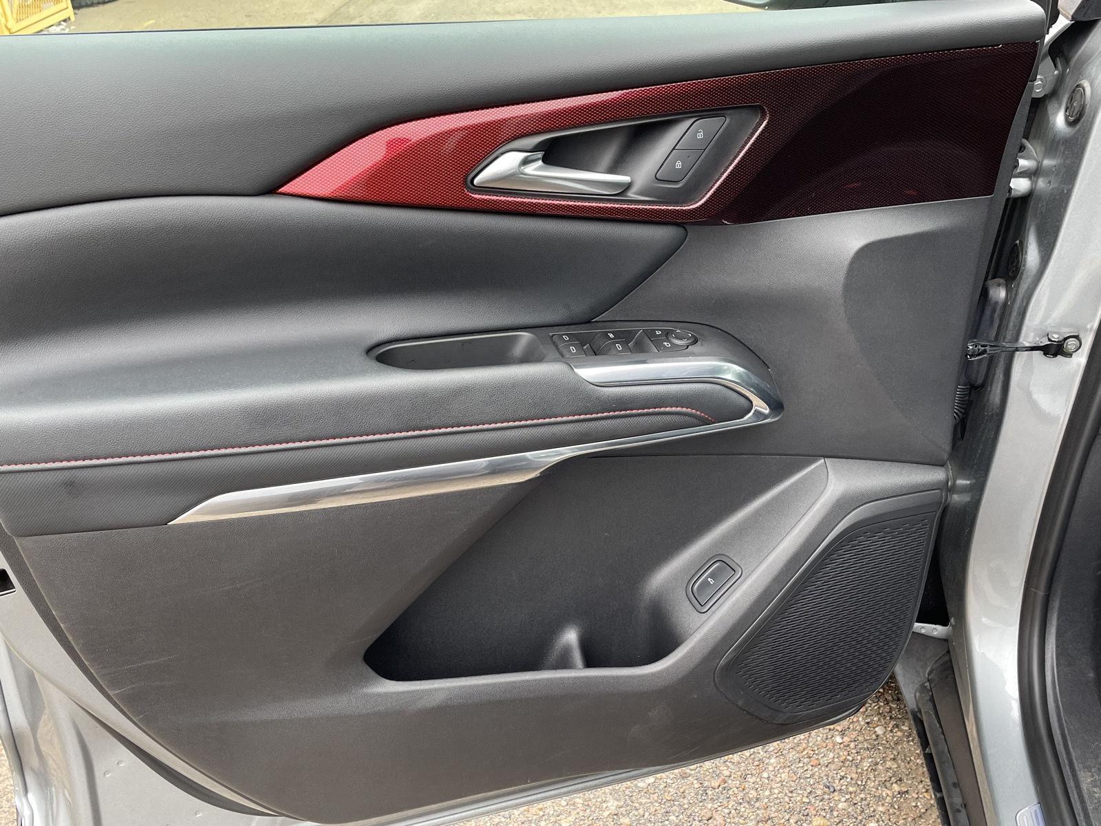 Vehicle photo 12