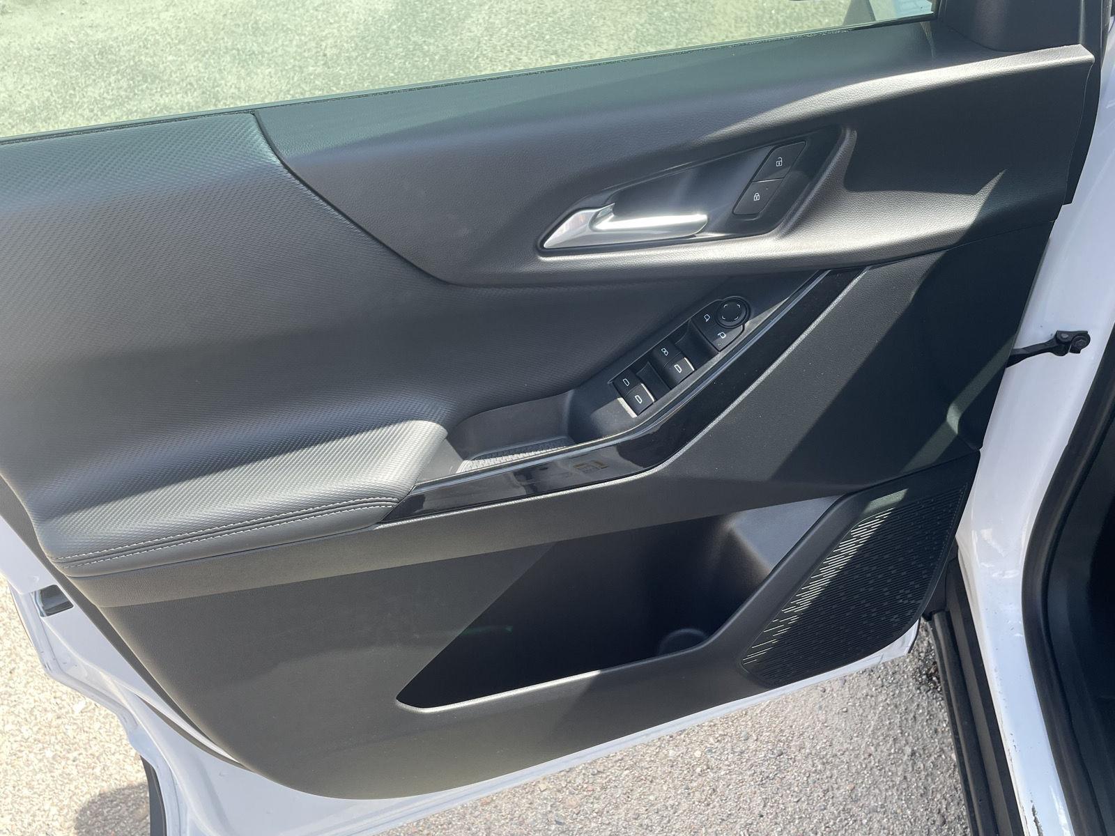 Vehicle photo 12