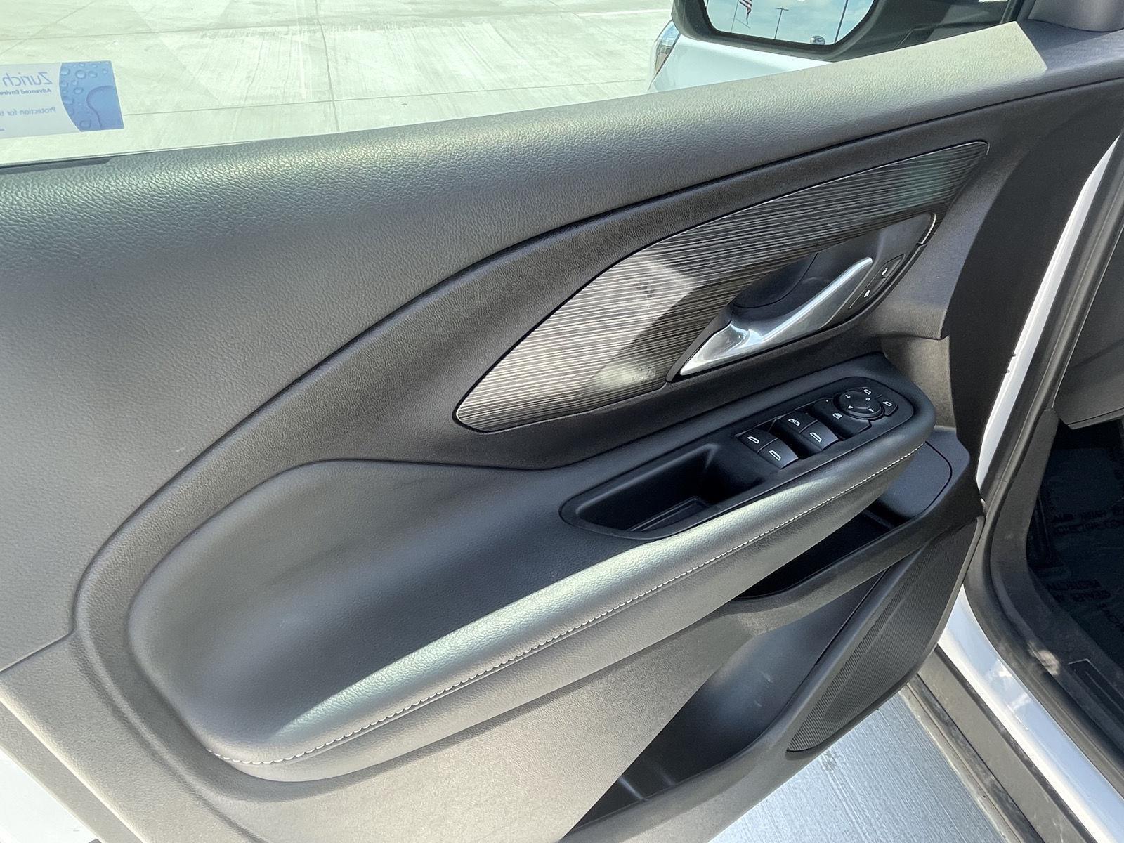 Vehicle photo 12