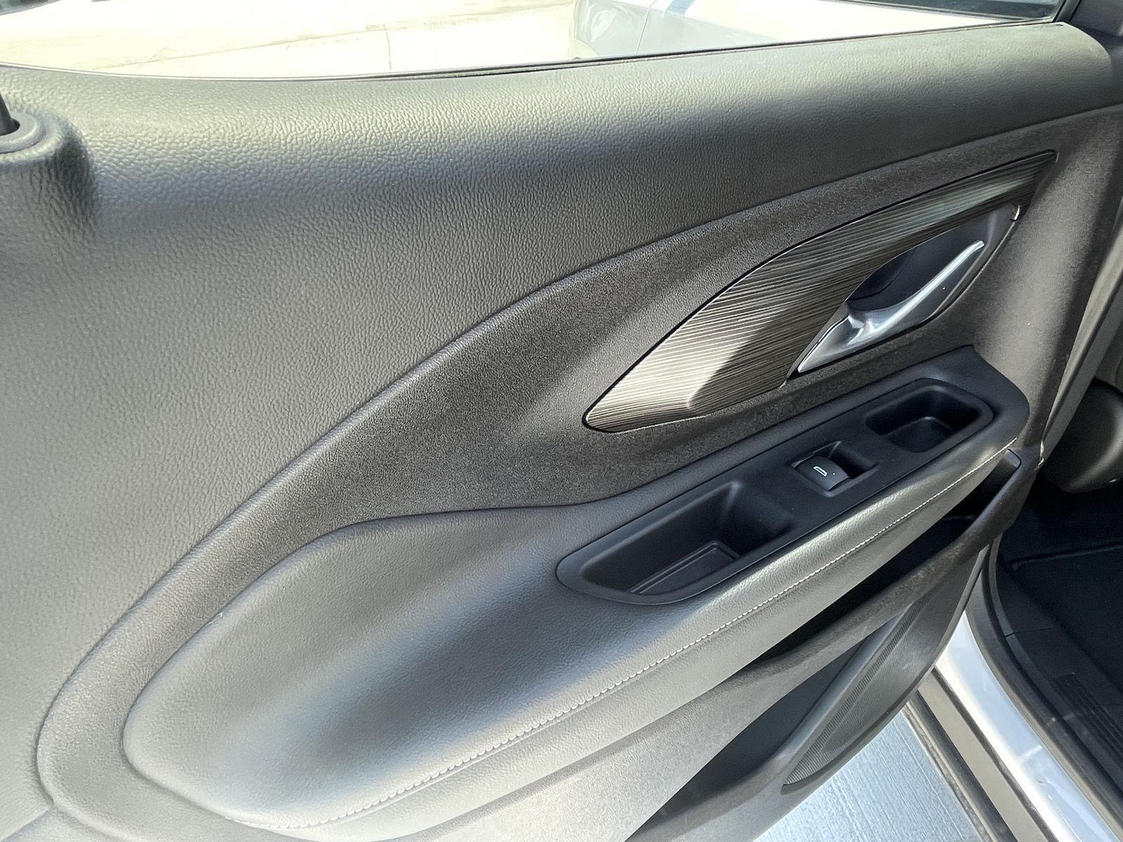 Vehicle photo 15