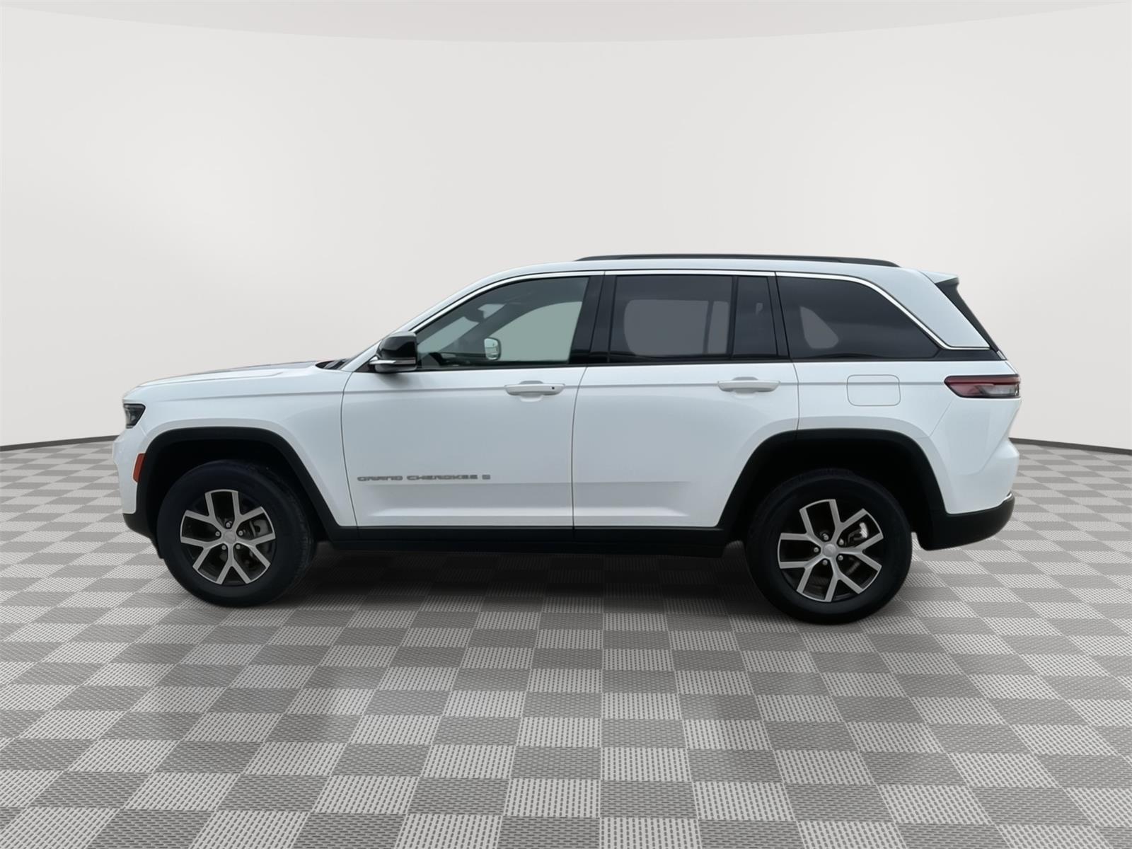 Vehicle photo 2