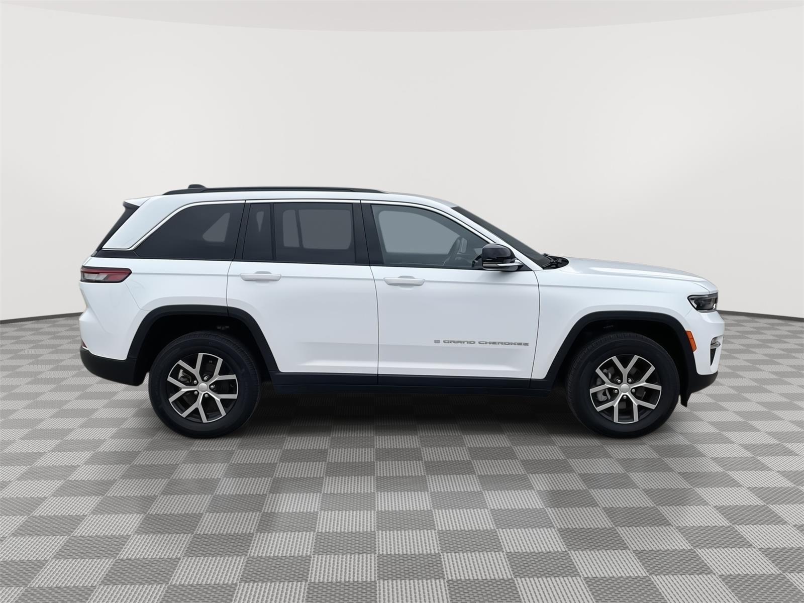 Vehicle photo 7