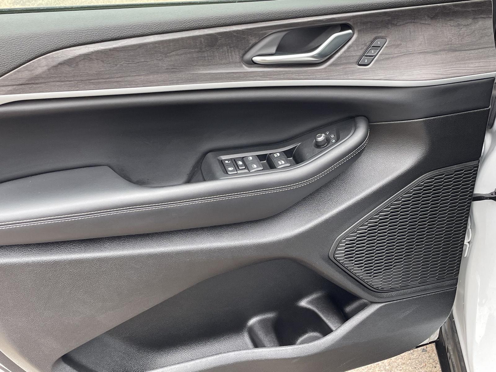 Vehicle photo 12