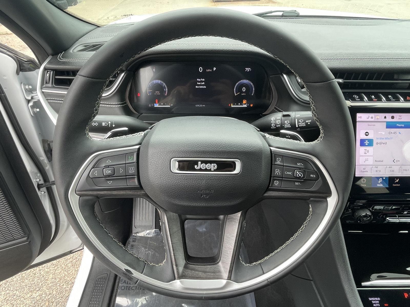 Vehicle photo 13