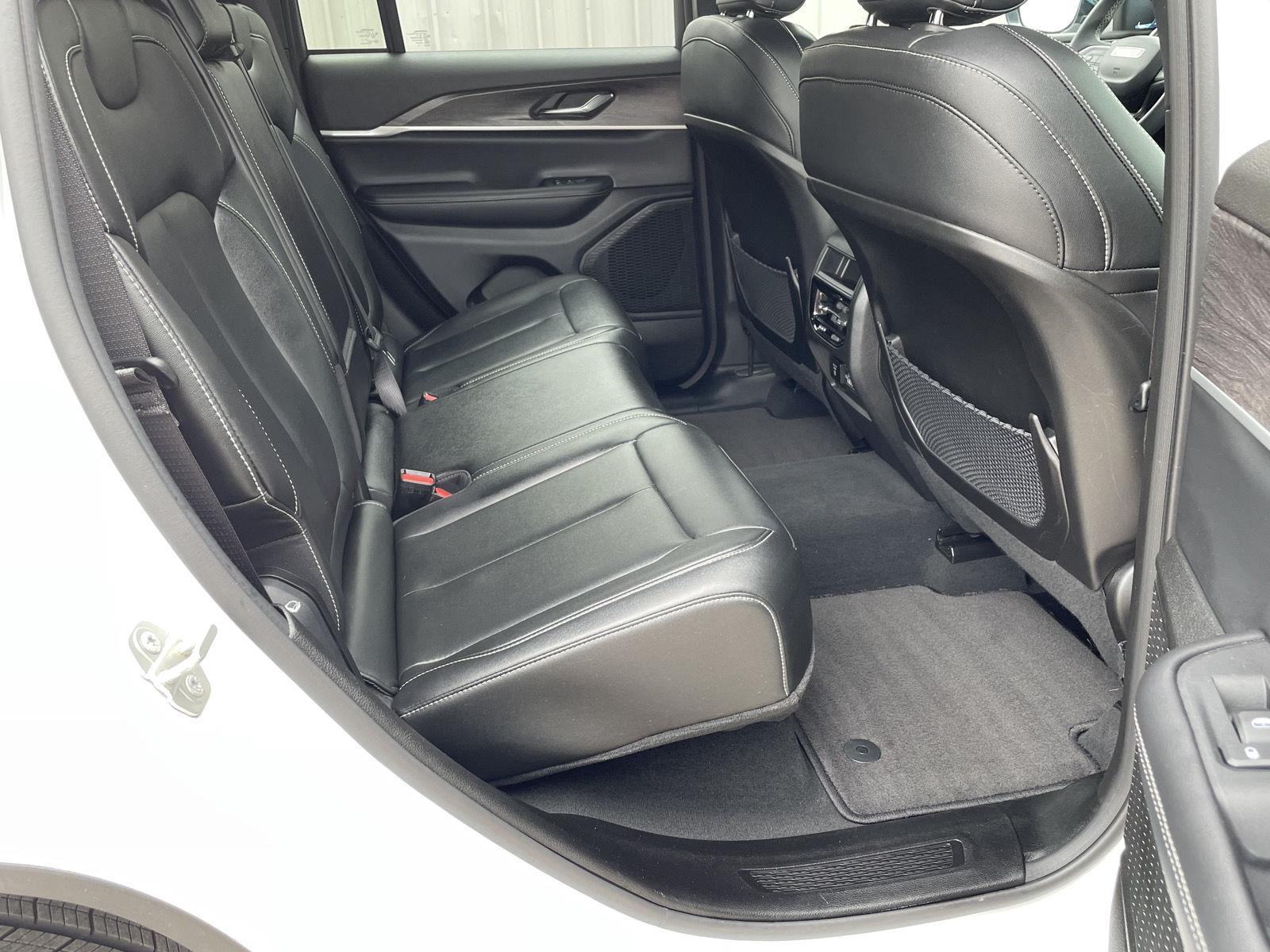 Vehicle photo 18