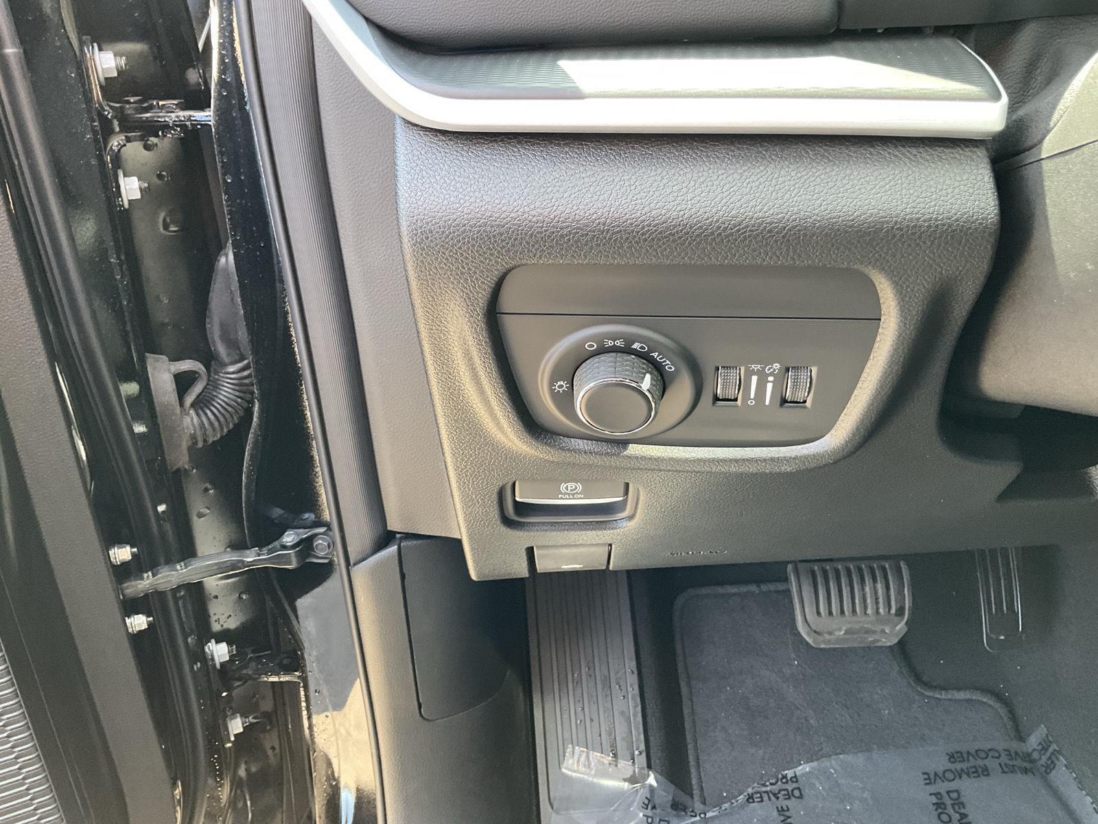 Vehicle photo 12