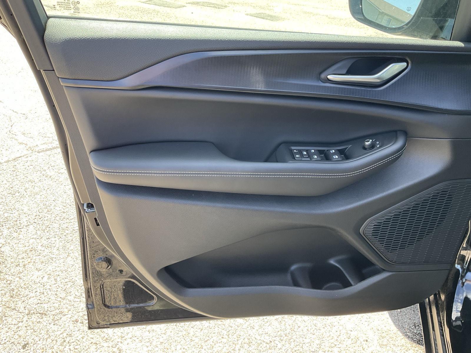Vehicle photo 13