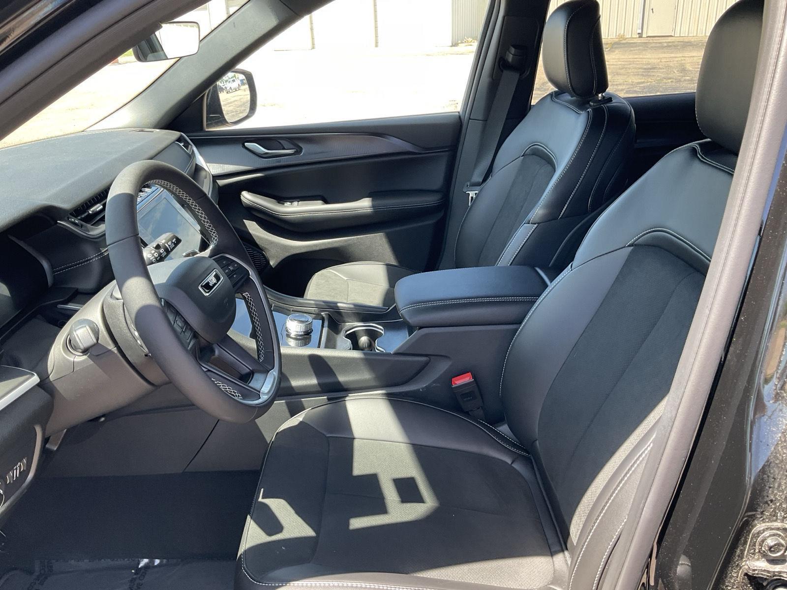 Vehicle photo 14