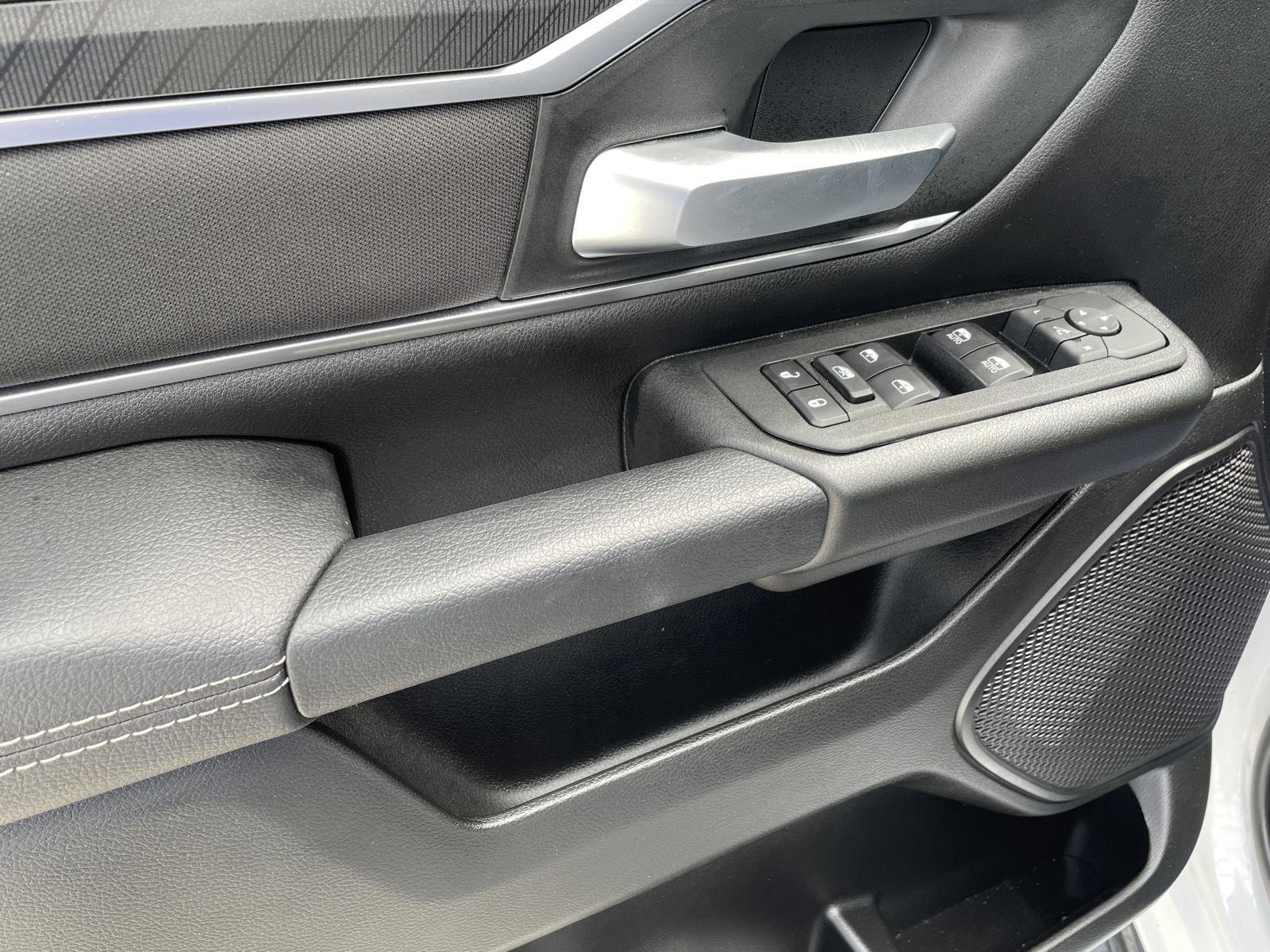 Vehicle photo 12