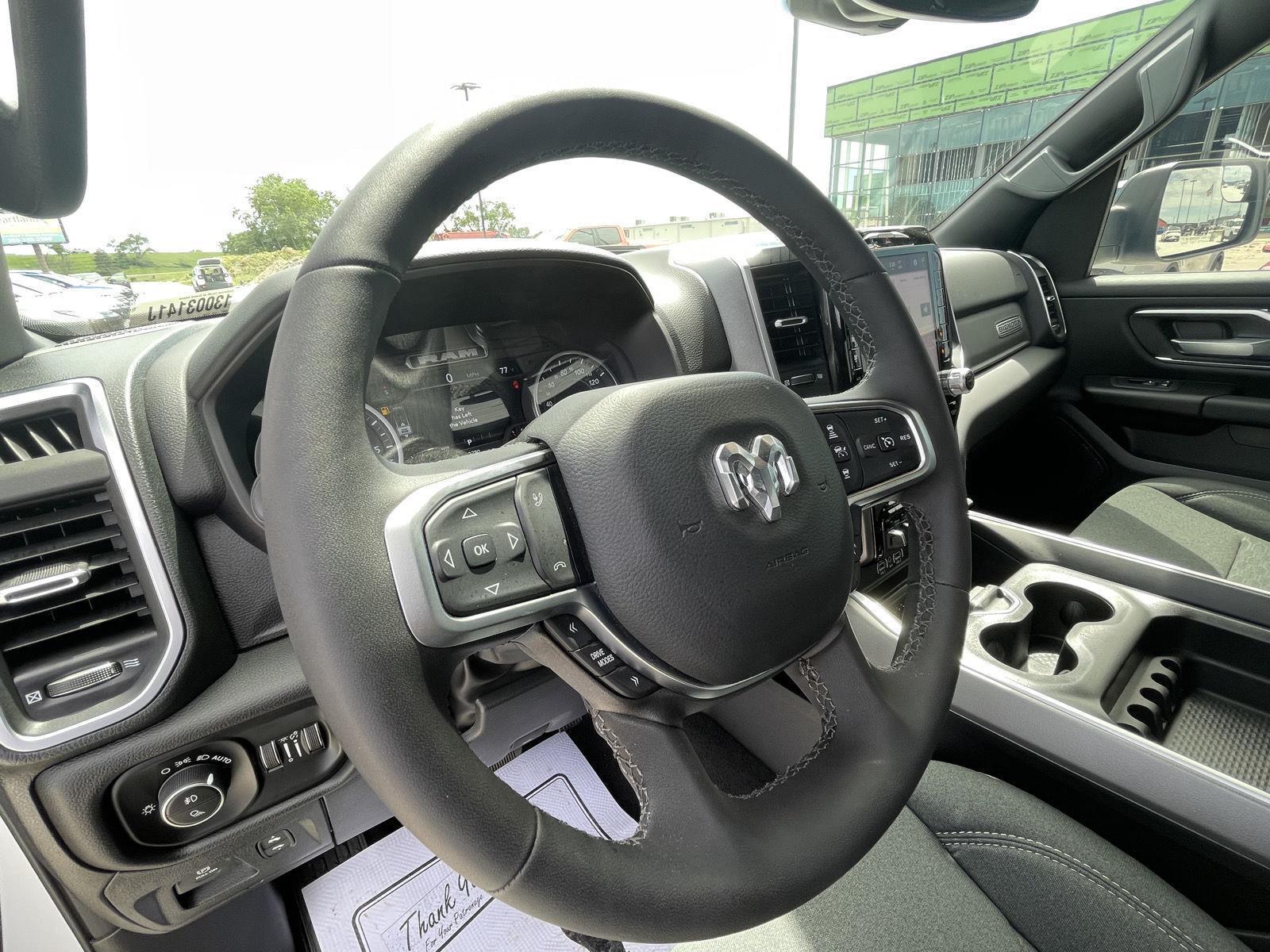 Vehicle photo 13