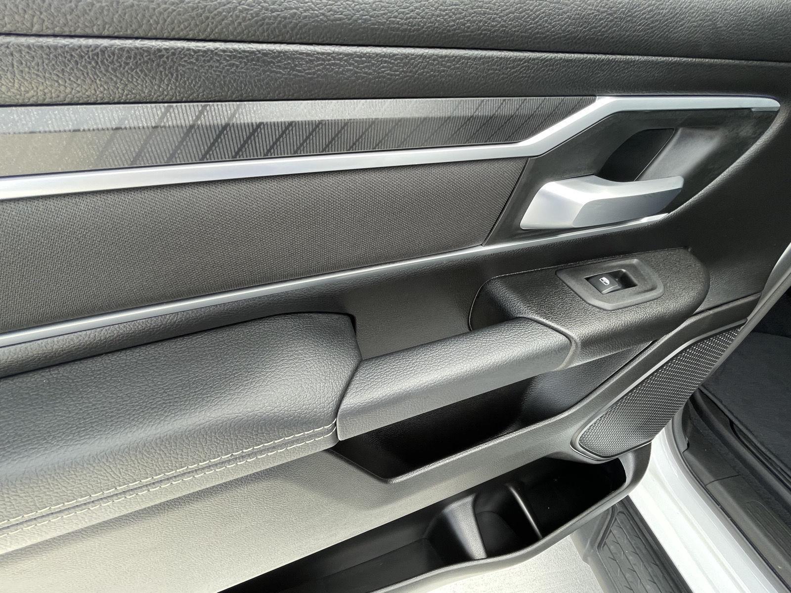 Vehicle photo 15