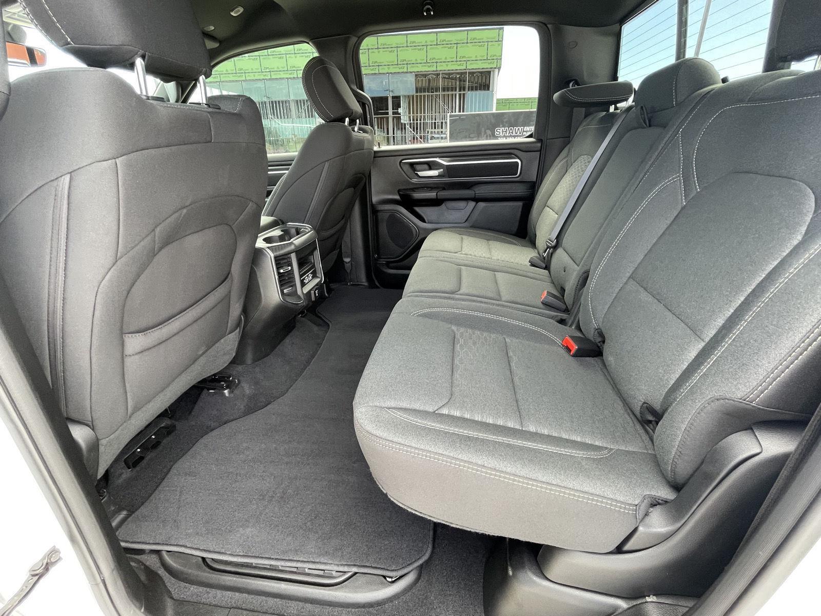 Vehicle photo 16