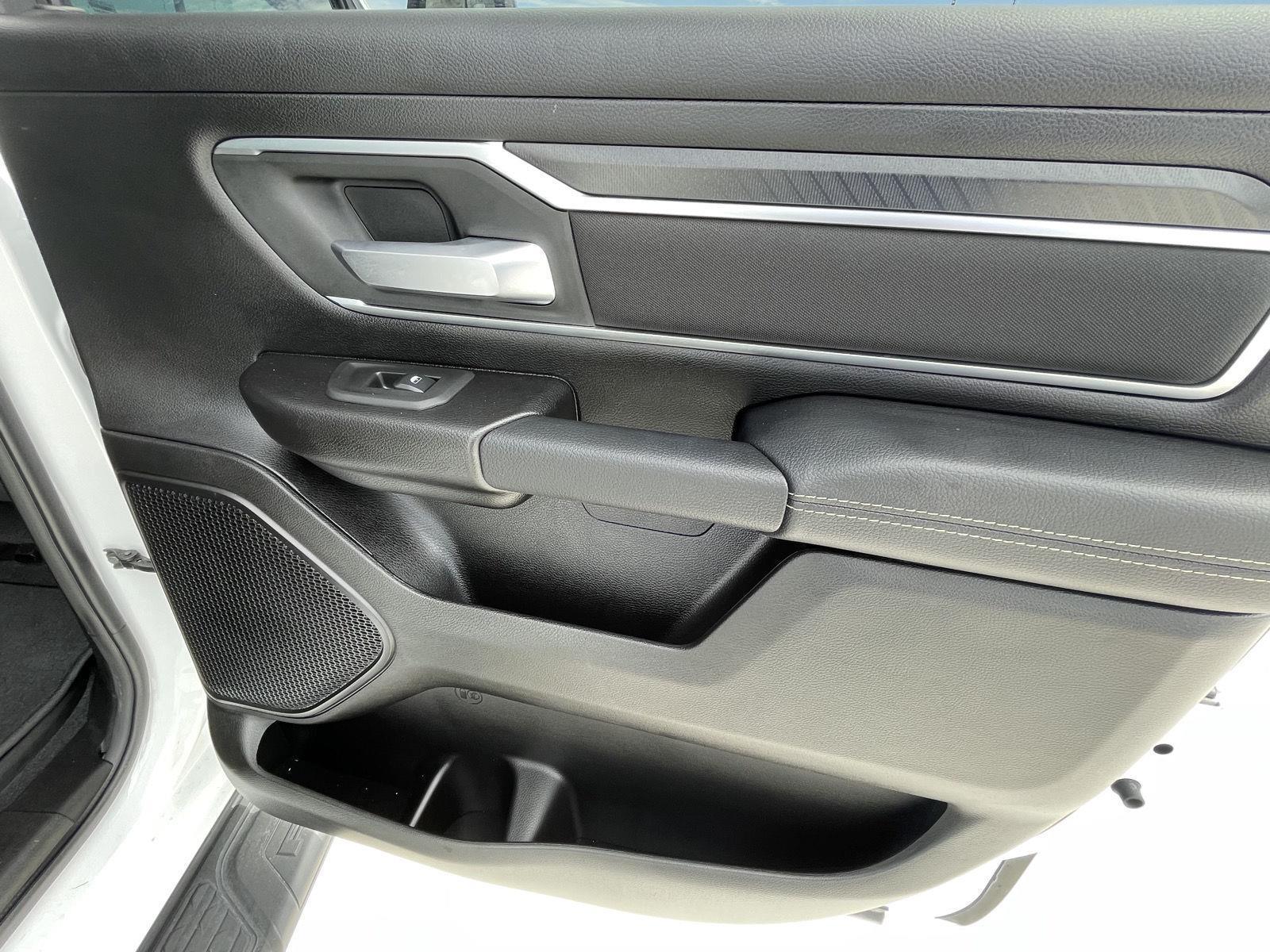 Vehicle photo 17