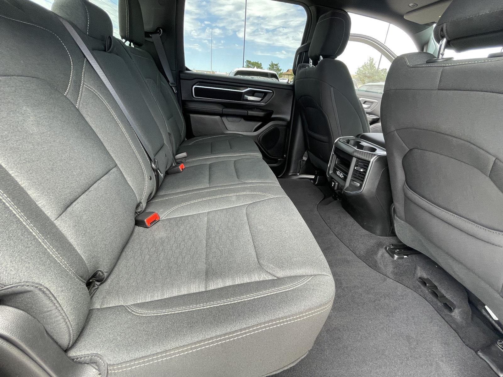 Vehicle photo 19