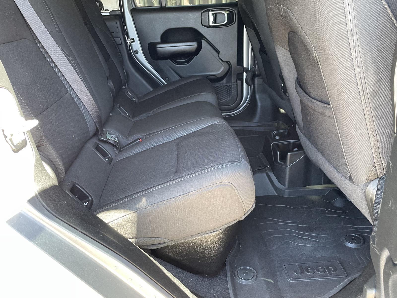 Vehicle photo 17