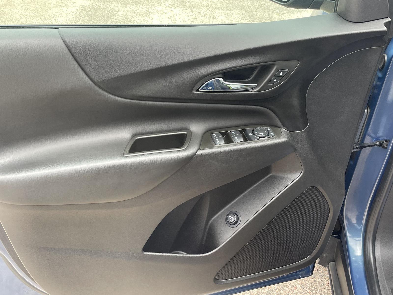 Vehicle photo 12