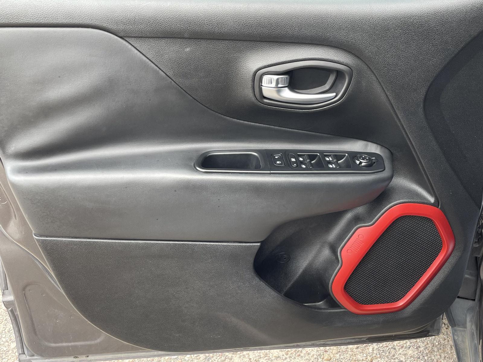 Vehicle photo 12