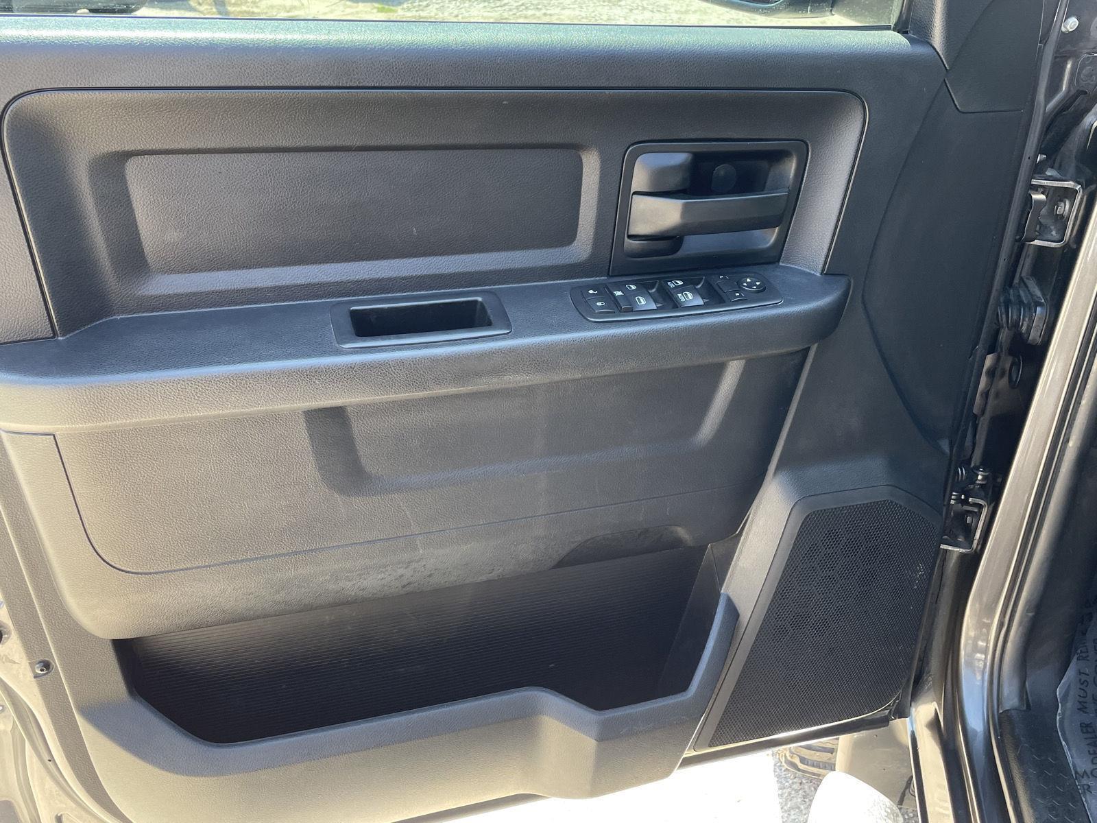 Vehicle photo 12