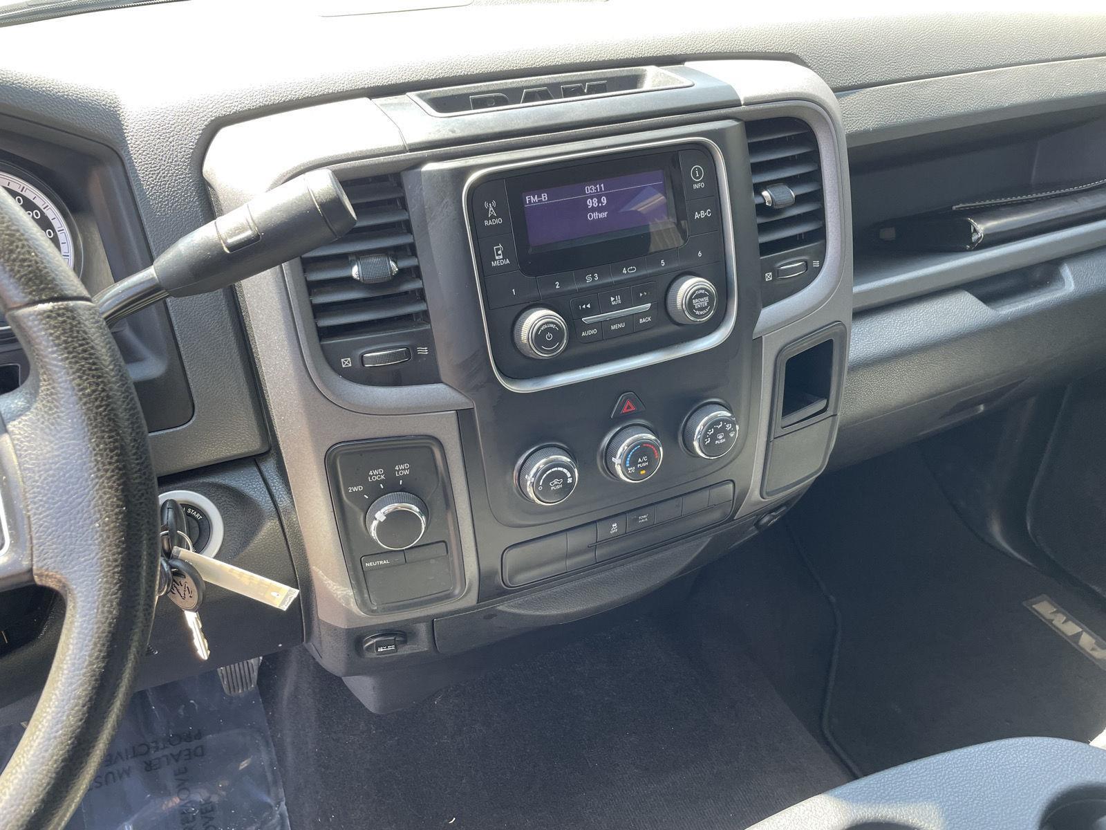 Vehicle photo 14