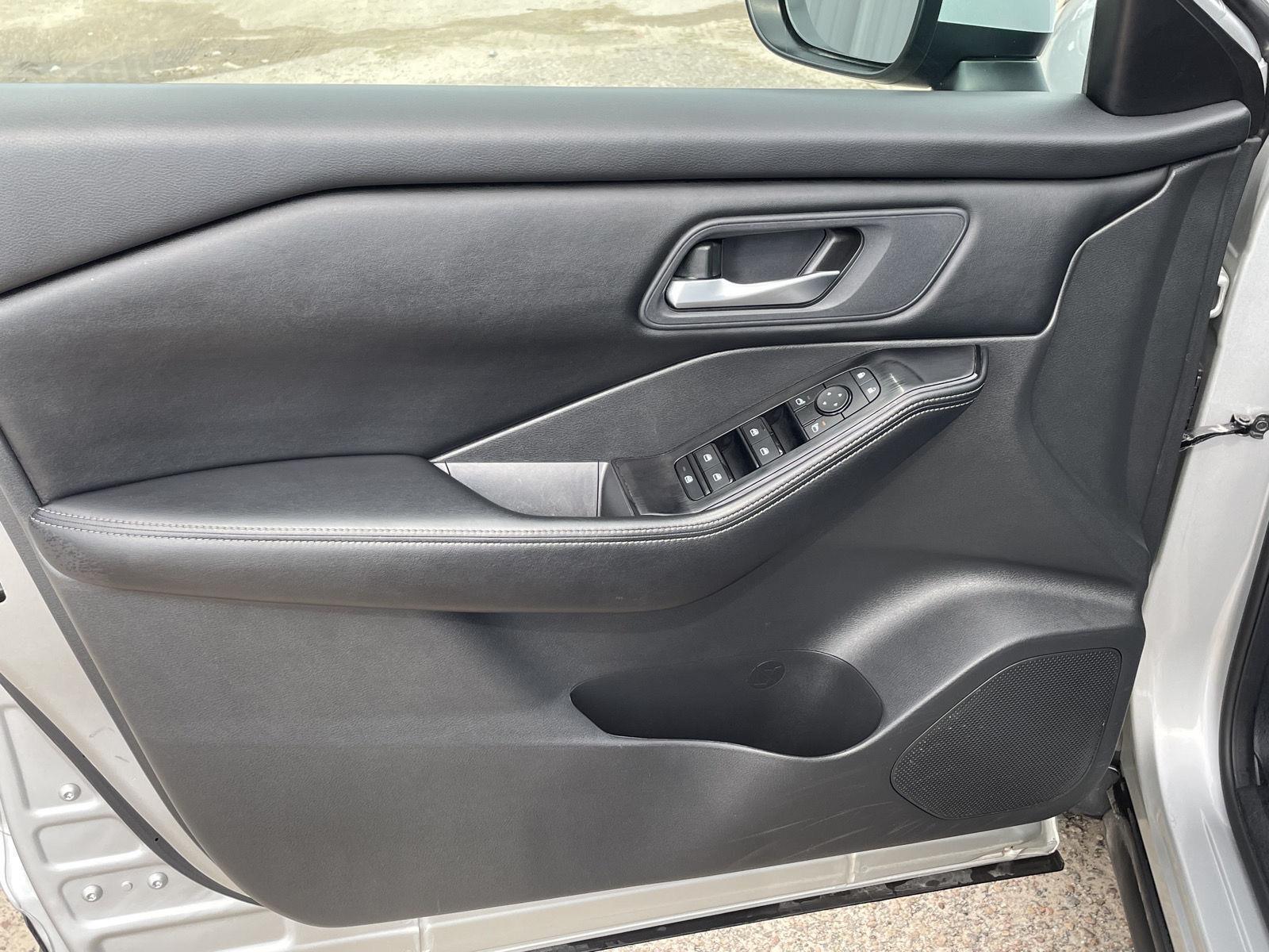 Vehicle photo 12
