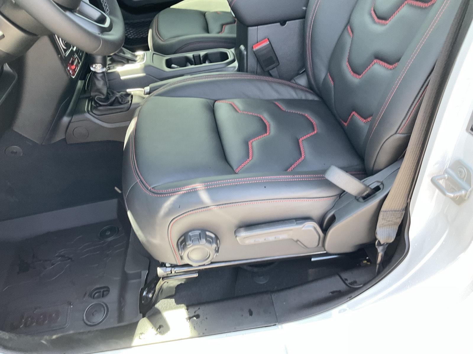 Vehicle photo 12