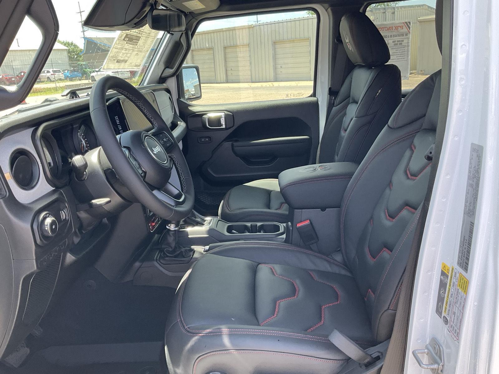 Vehicle photo 14