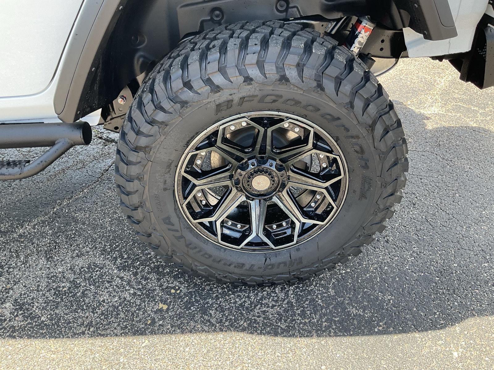 Vehicle photo 19