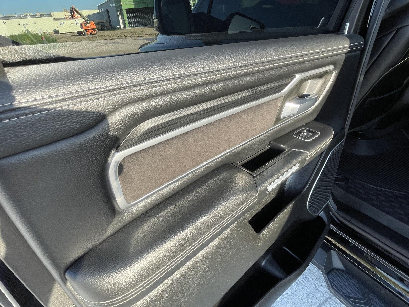 Vehicle photo 14