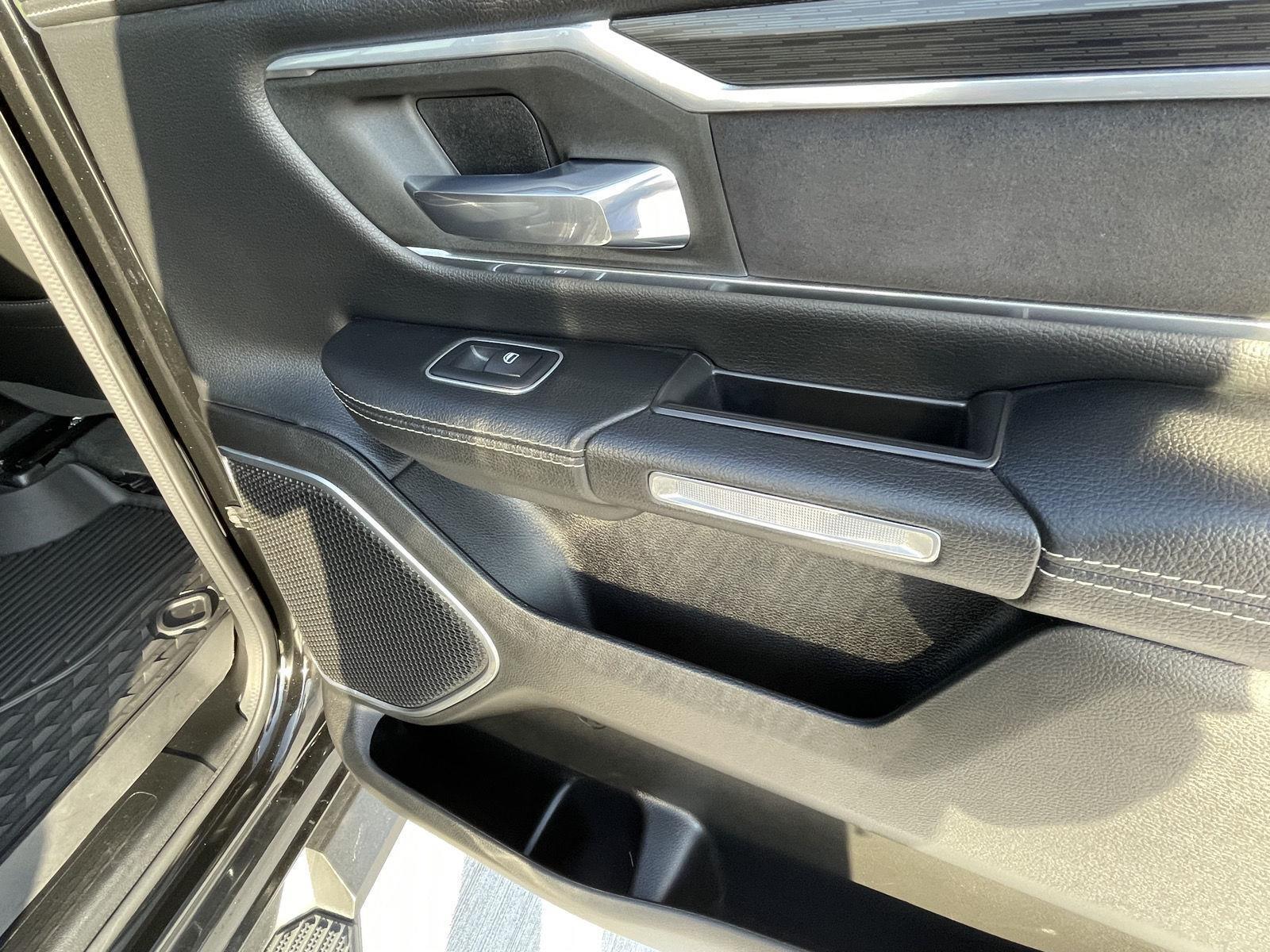 Vehicle photo 16