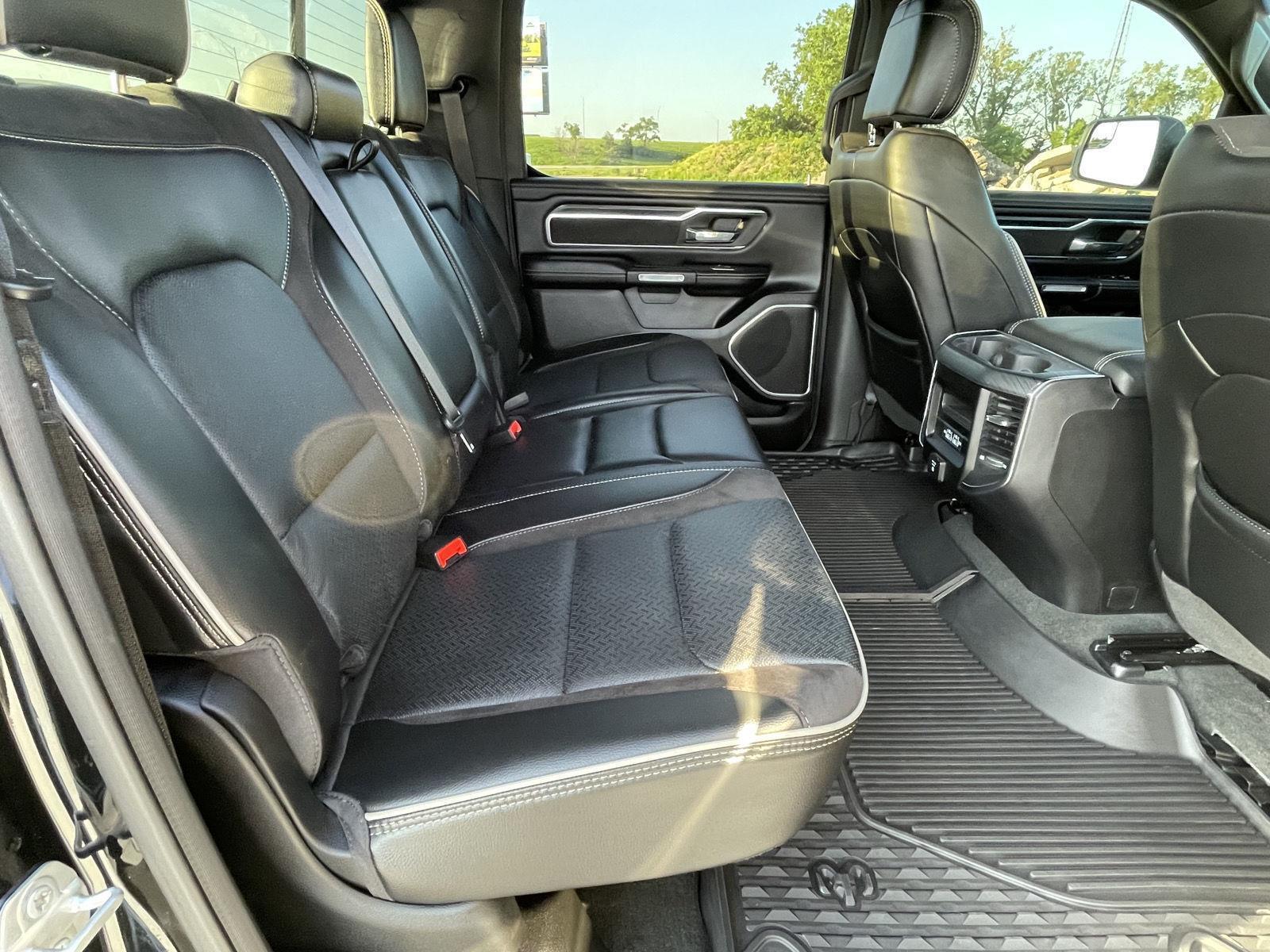 Vehicle photo 17