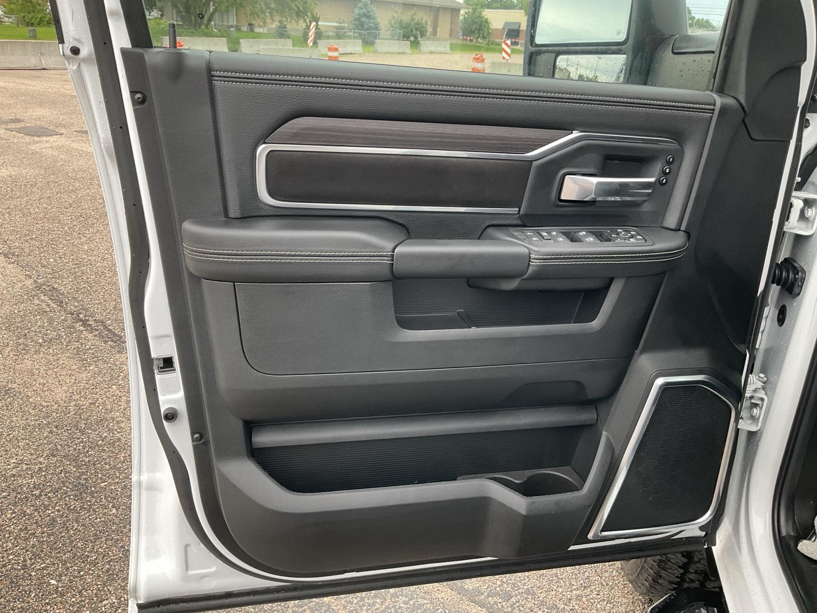Vehicle photo 12