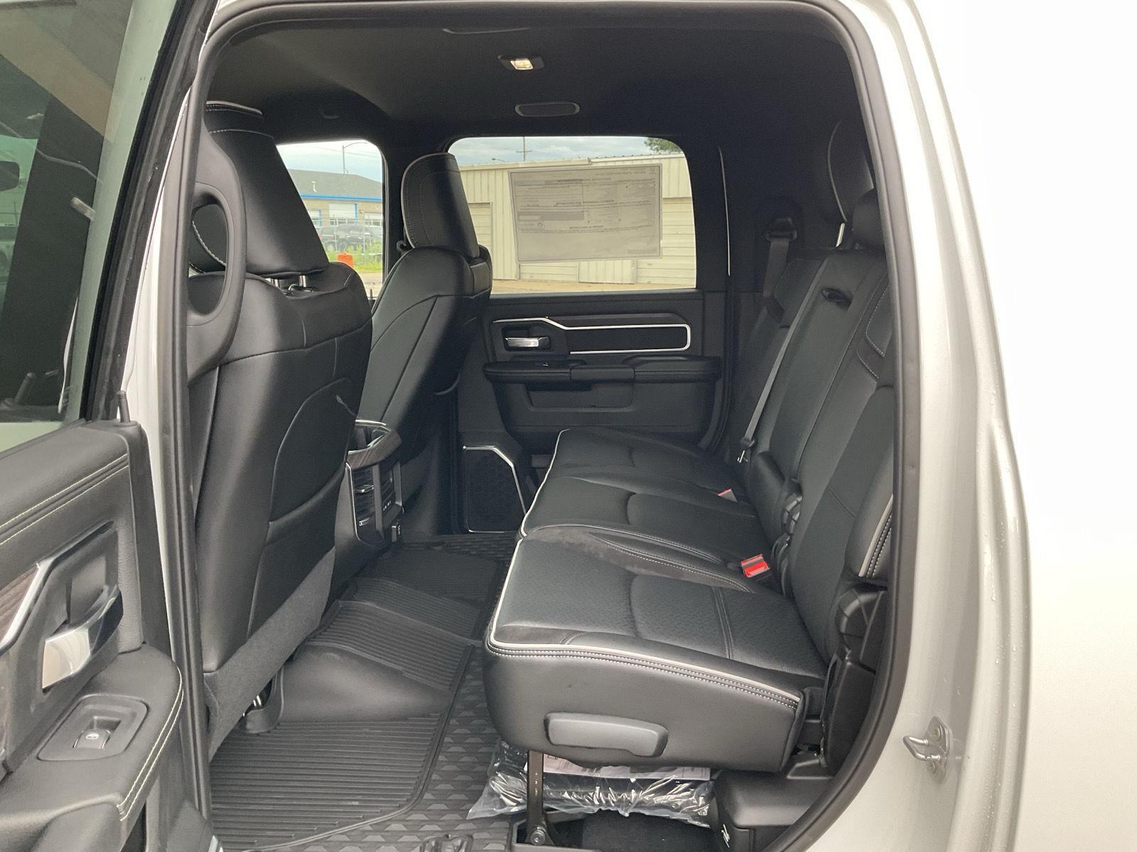 Vehicle photo 17